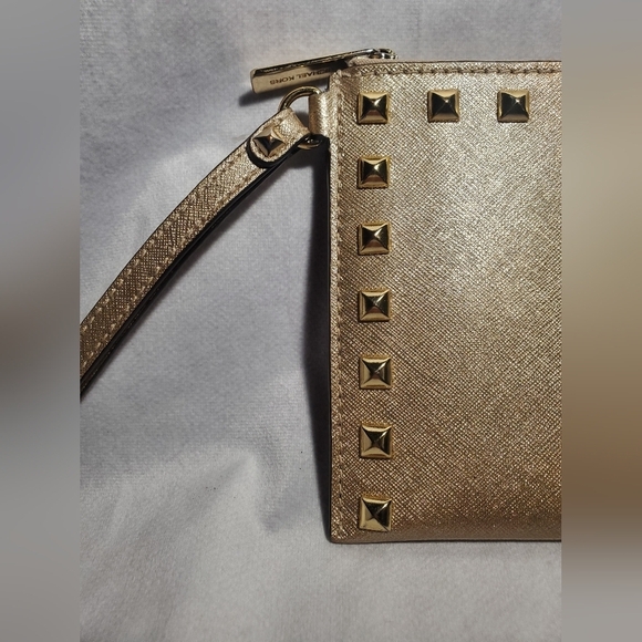 Michael Kors Large Wristlet Saffiano Stud Gold Leather Gold Zip - Picture 4 of 8